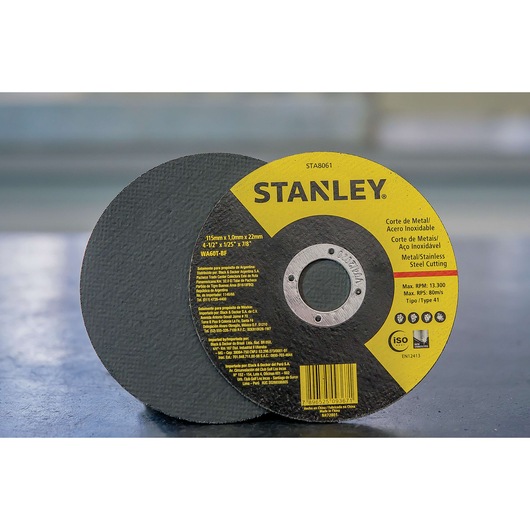 STANLEY STA8061 metal cutting disc with yellow label, 115mm size, steel and stainless steel use, side angle view.